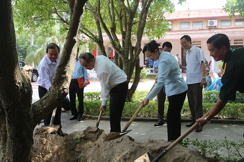 Bí thư Thành ủy TP Hồ Chí Minh thăm, tặng quà các trung tâm điều dưỡng thương bệnh binh và chăm sóc người có công tỉnh Hà Nam -0