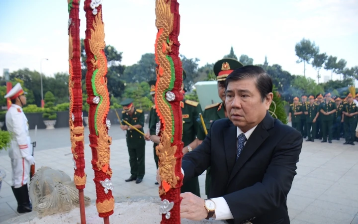 Đoàn đại biểu TP Hồ Chí Minh dâng hương tưởng niệm các anh hùng liệt sĩ -0