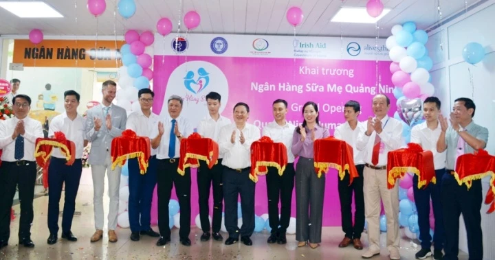 Bệnh viện Sản Nhi Quảng Ninh đón danh hiệu bệnh viện thực hành nuôi con bằng sữa mẹ xuất sắc -0