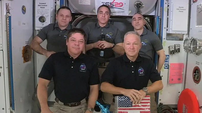 Hai phi hành gia ISS trở về trái đất trên tàu SpaceX -0