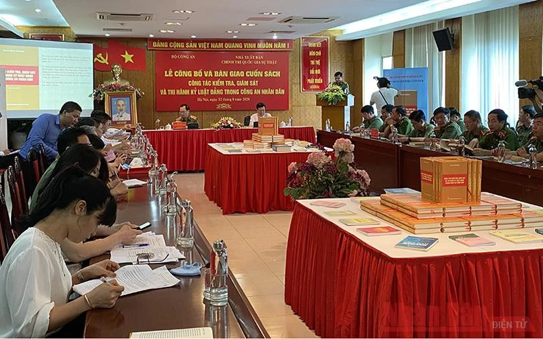 Công bố cuốn sách về công tác kiểm tra, giám sát và thi hành kỷ luật Đảng trong Công an nhân dân -0