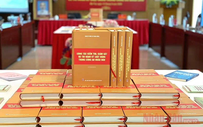 Công bố cuốn sách về công tác kiểm tra, giám sát và thi hành kỷ luật Đảng trong Công an nhân dân -0