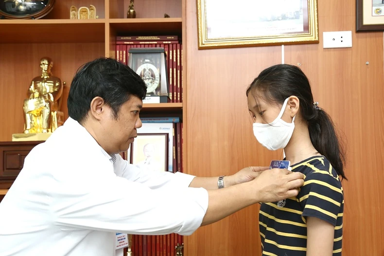 Bé gái bốn tuổi bị liệt vì gù vẹo cột sống, chuyên gia cảnh báo -0