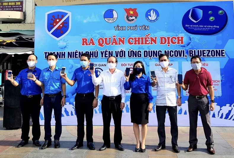 Đi từng ngõ, gõ từng nhà vận động người dân cài Bluezone -0