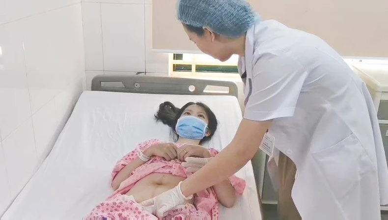 Hy hữu giữ thai nhi năm tuần trong bụng dù sản phụ đã vỡ tử cung -0