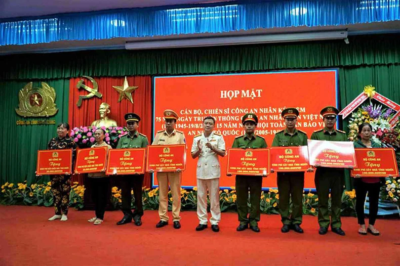Công an Sóc Trăng tổ chức nhiều hoạt động chăm lo người nghèo -0