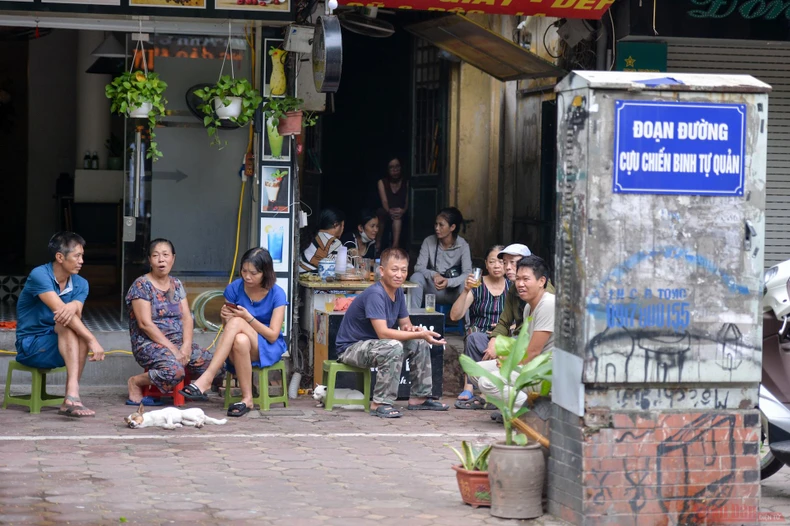 Hàng quán Hà Nội dựng vách ngăn phòng Covid-19 -0