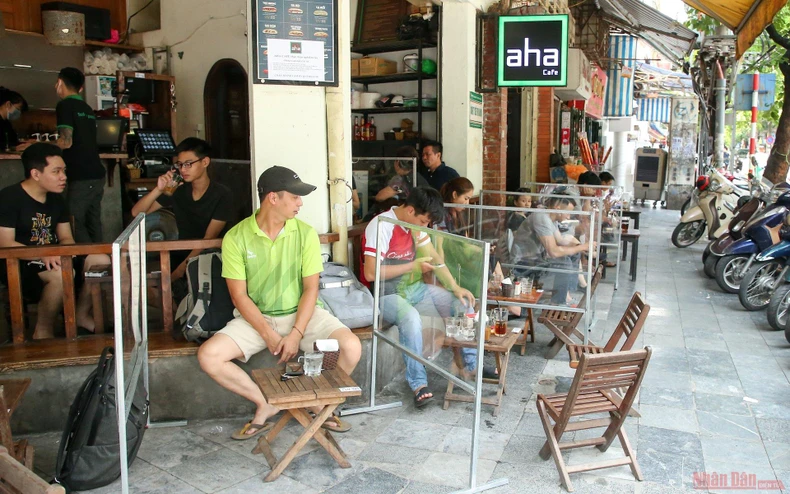 Hàng quán Hà Nội dựng vách ngăn phòng Covid-19 -0