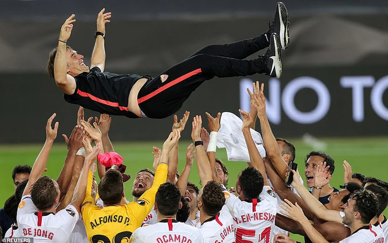 Sevilla và chuyện về chiếc chậu thau đong đầy nước mắt -0