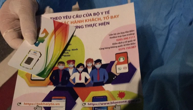 Hành khách từ các chuyến bay giải cứu ở Vân Đồn được hướng dẫn cài Bluezone -0