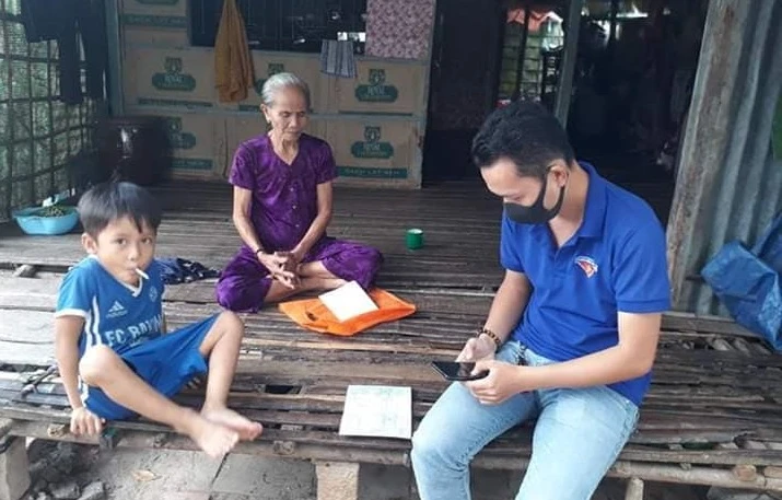 Thấm đẫm màu áo xanh tình nguyện trong chiến dịch vận động cài Bluezone -0