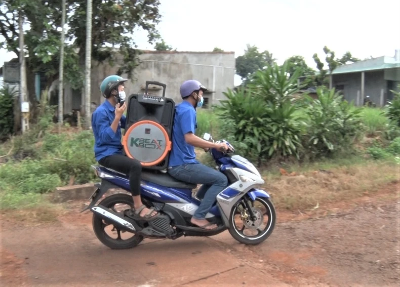 Thấm đẫm màu áo xanh tình nguyện trong chiến dịch vận động cài Bluezone -0