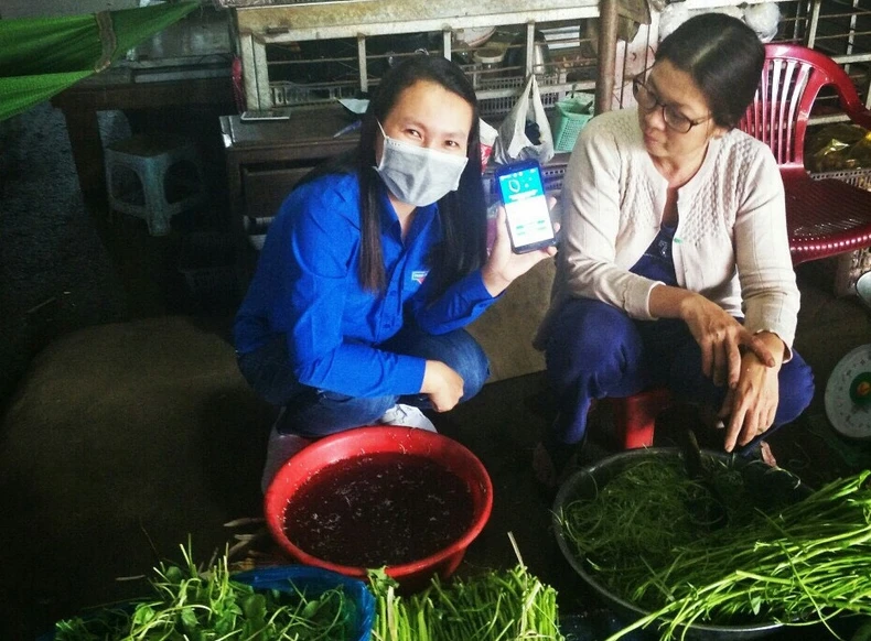 Thấm đẫm màu áo xanh tình nguyện trong chiến dịch vận động cài Bluezone -0