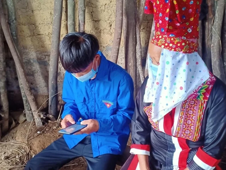 Thấm đẫm màu áo xanh tình nguyện trong chiến dịch vận động cài Bluezone -0