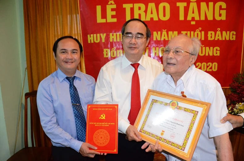 Trao tặng Huy hiệu Đảng cho đảng viên cao tuổi Đảng -0