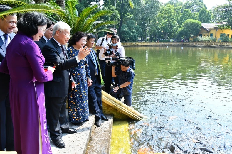 Tổng Bí thư, Chủ tịch nước Nguyễn Phú Trọng dâng hương, tưởng niệm Chủ tịch Hồ Chí Minh tại Nhà 67 -0