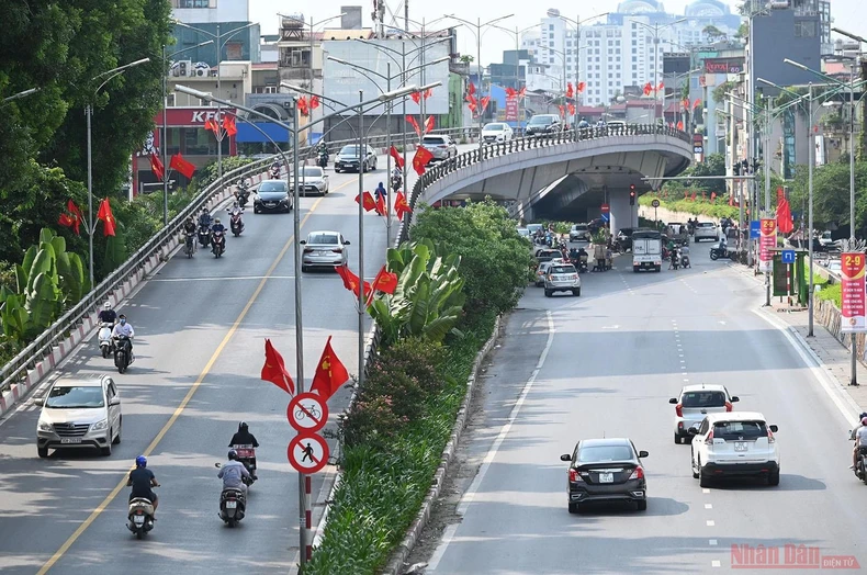Đường phố Hà Nội rực rỡ màu cờ Tổ quốc chào mừng 75 năm Quốc khánh -3
