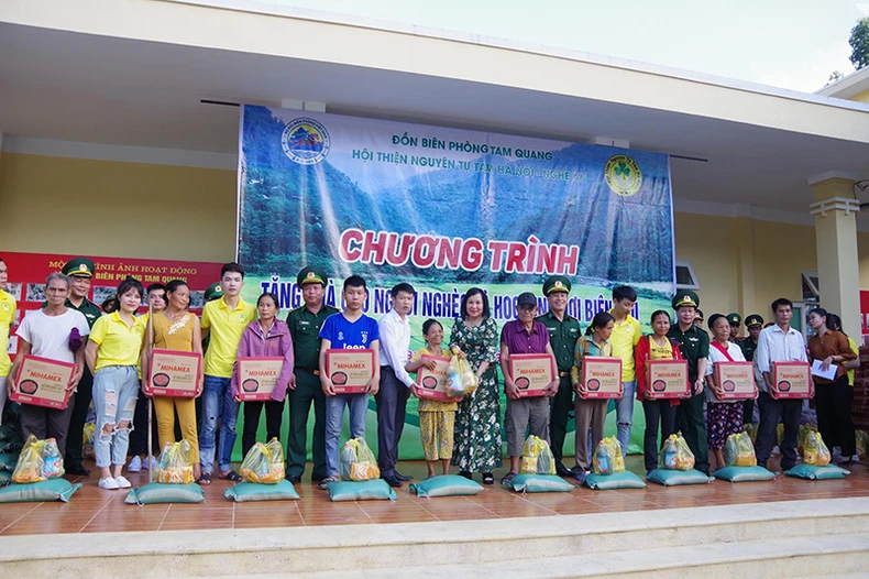 Tặng quà người nghèo, học sinh và tổ chức vui Tết Trung thu tại xã biên giới Tam Quang -0