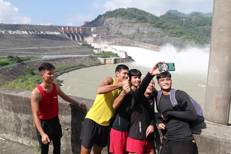 Chiều 1-10, hồ Sơn La và hồ Thác Bà mở một cửa xả đáy -0