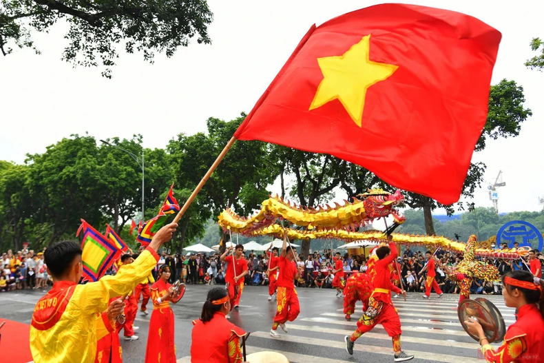 Rực rỡ sắc màu tại Liên hoan nghệ thuật Múa Rồng Hà Nội -0