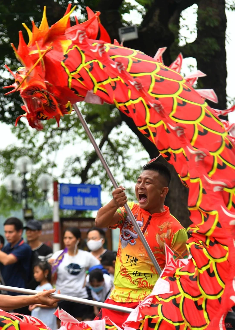 Rực rỡ sắc màu tại Liên hoan nghệ thuật Múa Rồng Hà Nội -0