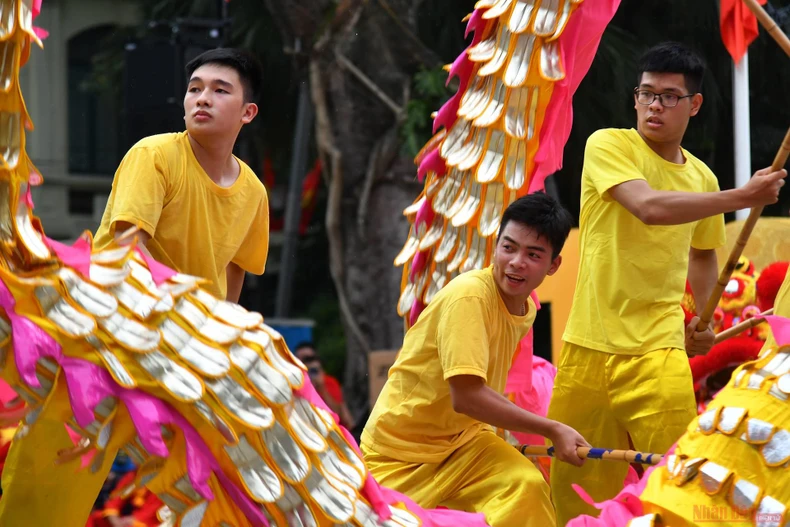 Rực rỡ sắc màu tại Liên hoan nghệ thuật Múa Rồng Hà Nội -0