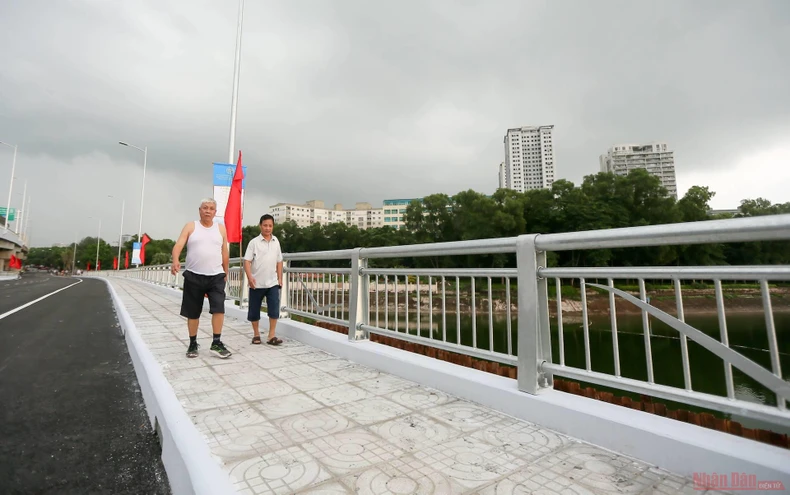 Cận cảnh cầu vượt thấp hồ Linh Đàm trước ngày khánh thành -0
