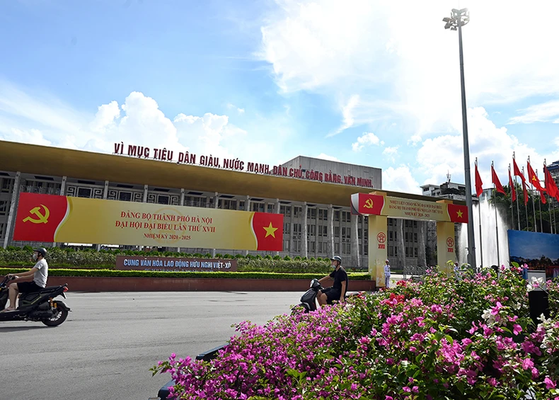 Đường phố Hà Nội rực rỡ cờ hoa chào mừng các sự kiện lớn -0