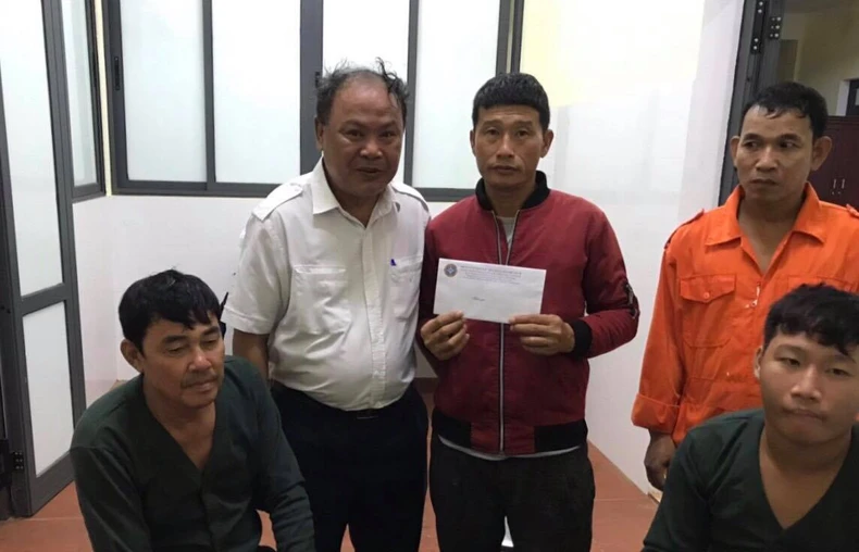 Cứu 11 thuyền viên bị chìm tàu, mất tích trên biển -0