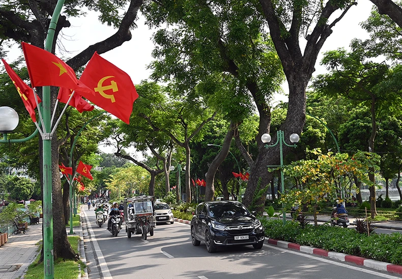 Đường phố Hà Nội rực rỡ cờ hoa chào mừng các sự kiện lớn -0