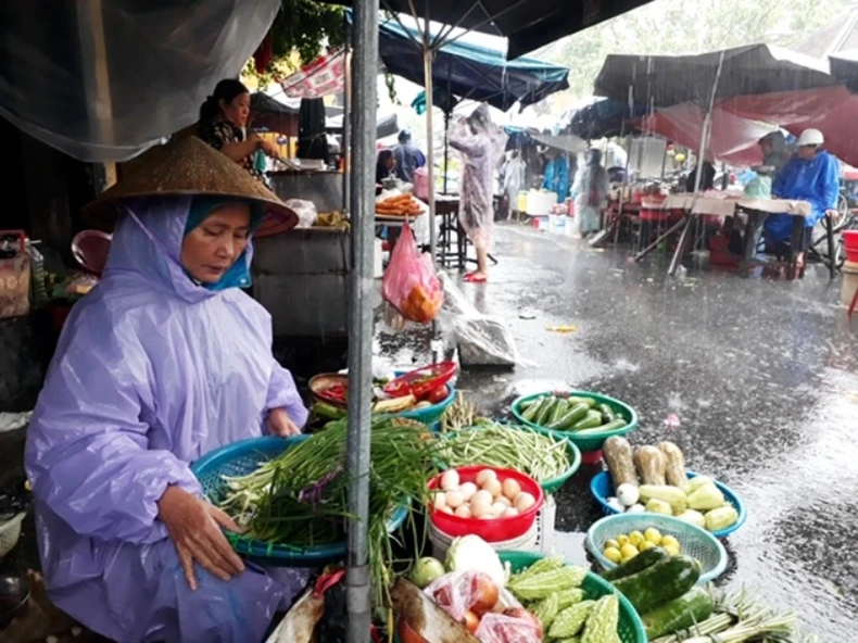 Chợ Hội An ngập nặng, phố cổ đối mặt với lũ dâng cao -0