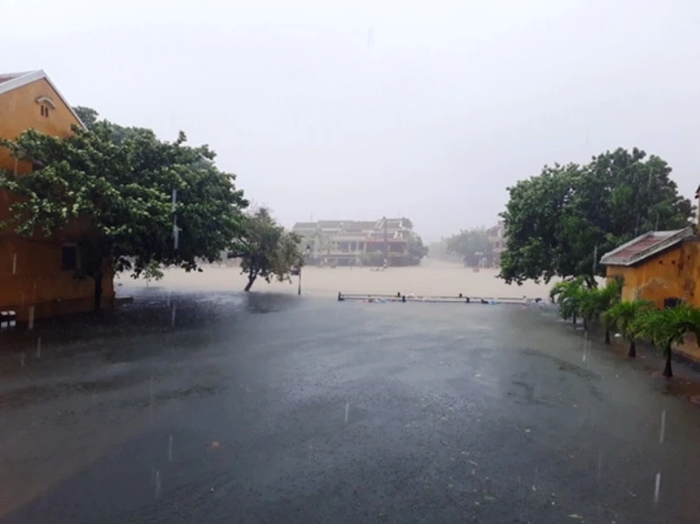Chợ Hội An ngập nặng, phố cổ đối mặt với lũ dâng cao -0