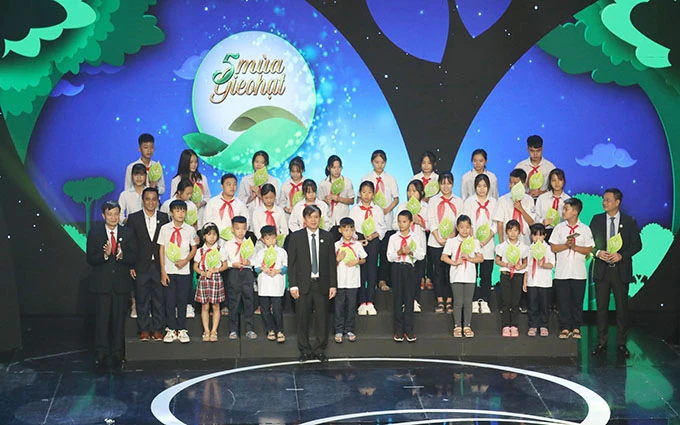 “Cặp lá yêu thương” hỗ trợ hơn 3.600 học sinh khó khăn -0