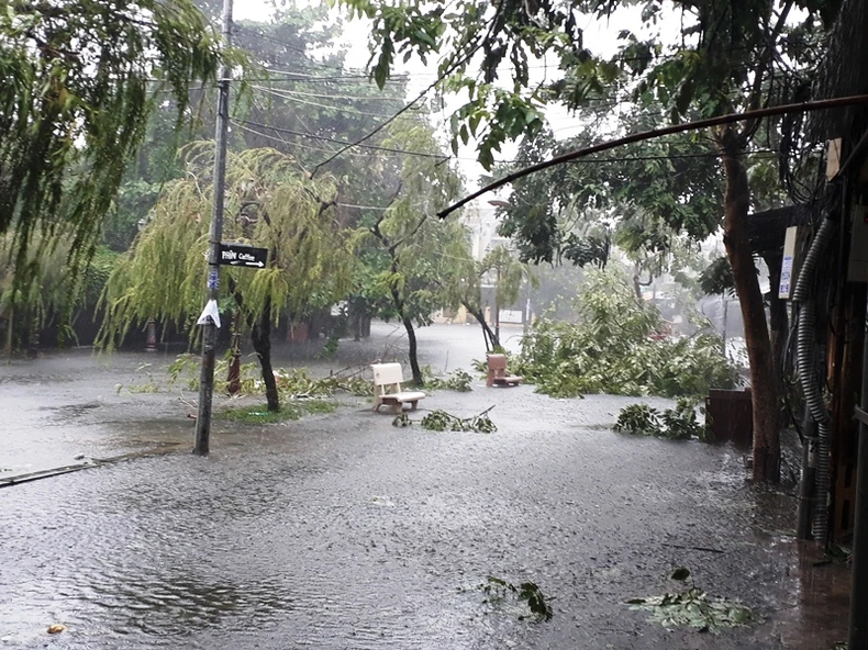 Chợ Hội An ngập nặng, phố cổ đối mặt với lũ dâng cao -0
