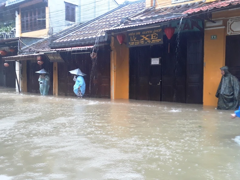 Chợ Hội An ngập nặng, phố cổ đối mặt với lũ dâng cao -0