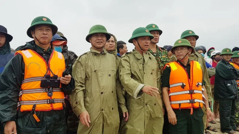 Tiếp tục cứu chín người mắc kẹt trên tàu Vietship 01 -0