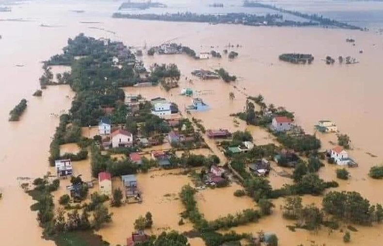 Lũ vượt mốc lịch sử, người dân Quảng Bình gấp rút chạy lũ -0