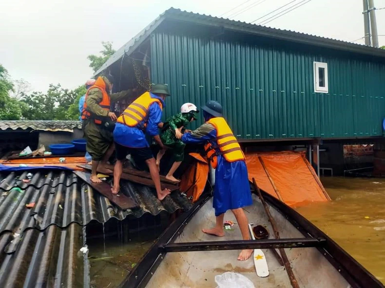Lũ vượt mốc lịch sử, người dân Quảng Bình gấp rút chạy lũ -0