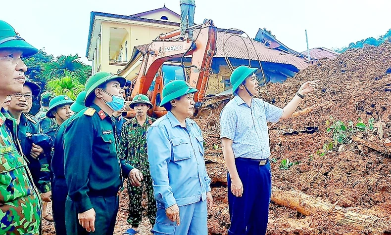 Thượng tướng Đỗ Căn, Phó Chủ nhiệm Tổng cục Chính trị, Bộ Quốc phòng cùng Phó Bí thư Thường trực Tỉnh ủy Quảng Trị Nguyễn Đăng Quang và Phó Chủ tịch Thường trực UBND tỉnh Quảng Trị Hà Sỹ Đồng tại hiện trường. -0