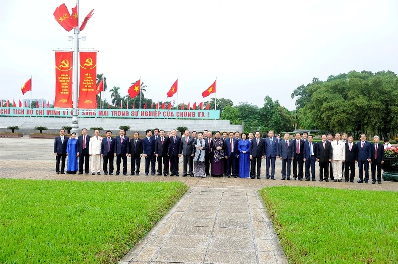 Lãnh đạo Đảng, Nhà nước và đại biểu Quốc hội vào Lăng viếng Chủ tịch Hồ Chí Minh -1