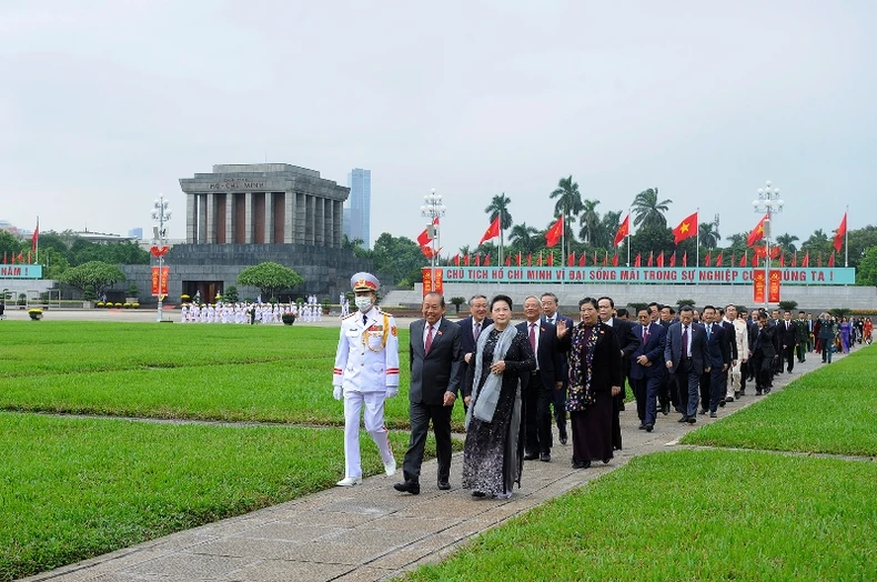 Lãnh đạo Đảng, Nhà nước và đại biểu Quốc hội vào Lăng viếng Chủ tịch Hồ Chí Minh -1