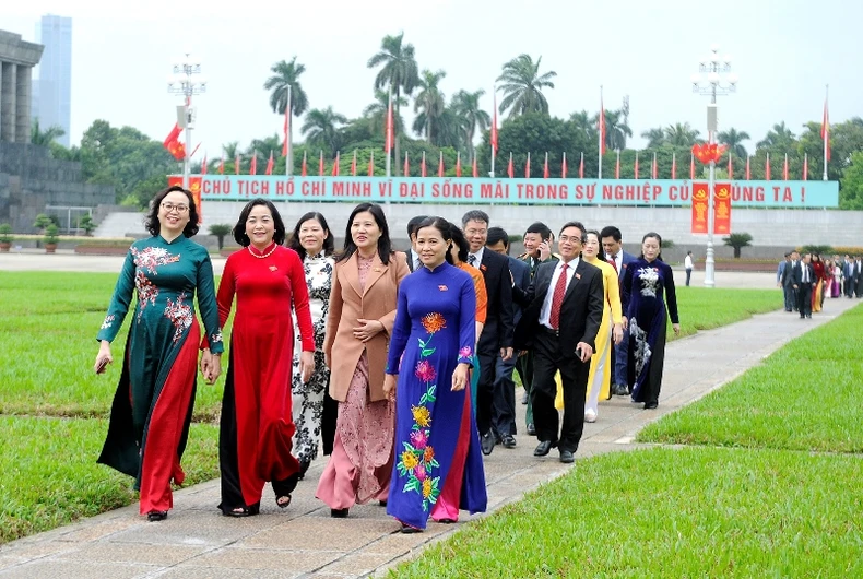 Lãnh đạo Đảng, Nhà nước và đại biểu Quốc hội vào Lăng viếng Chủ tịch Hồ Chí Minh -0