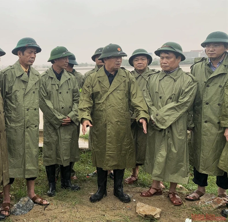 Phó Thủ tướng Trịnh Đình Dũng thăm, động viên người dân vùng lũ Quảng Bình -0