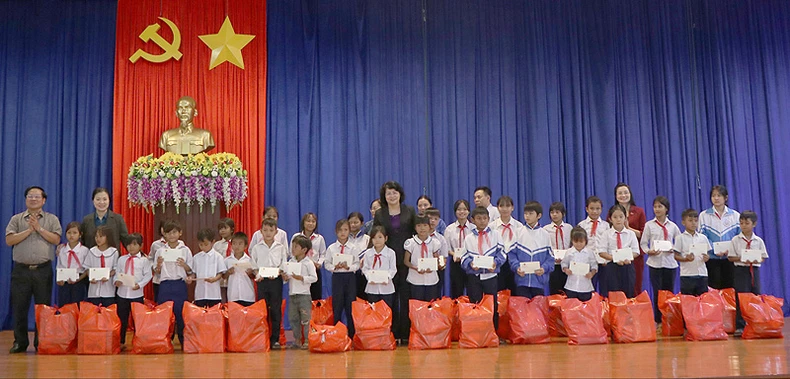 Phó Chủ tịch nước Đặng Thị Ngọc Thịnh làm việc tại huyện Đăk Tô (Kon Tum) -0