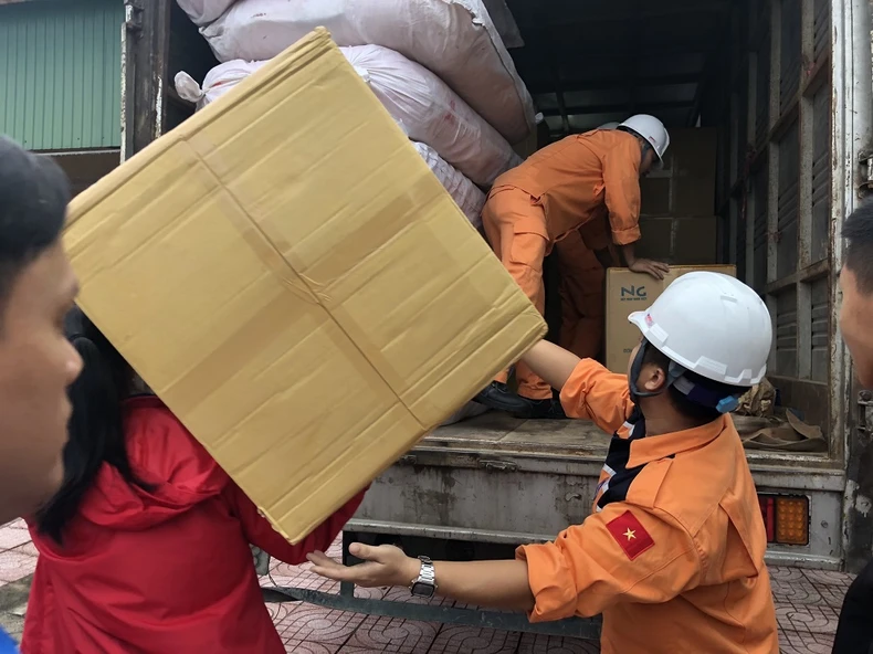 Hàng nghìn áo phao đã đến với người dân vùng lũ -0