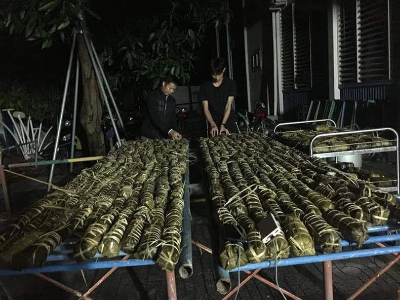Trắng đêm làm bánh gửi vùng lũ -0