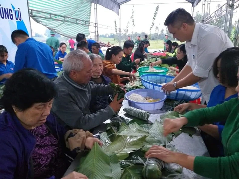 Trắng đêm làm bánh gửi vùng lũ -0