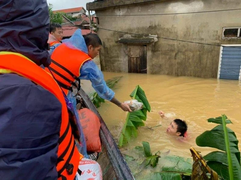 Quảng Bình huy động tổng lực cứu trợ người dân bị lũ cô lập -0