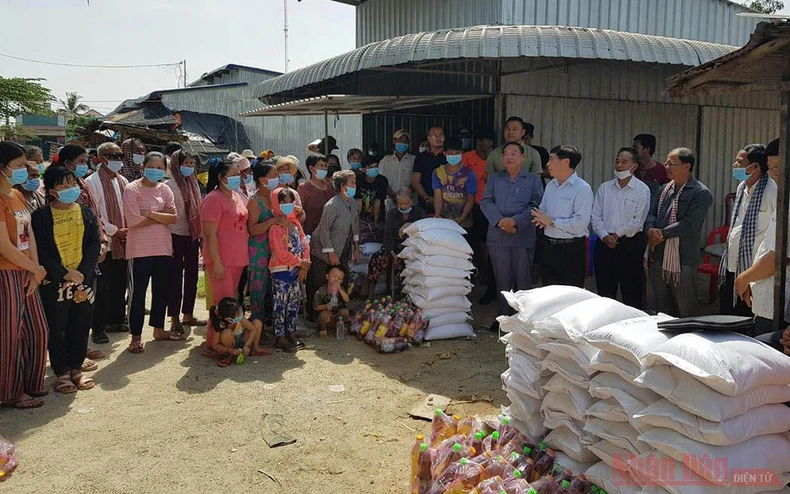 Người Việt Nam tại Cam-pu-chia tiếp tục quyên góp ủng hộ nhân dân vùng lũ miền trung -0