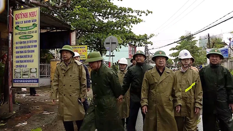 Ưu tiên bảo vệ tính mạng của người dân, tích cực tìm kiếm 26 thuyền viên mất tích -0